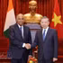 Le secrétaire général du Parti communiste du Vietnam (à droite) et président de la République, To Lam (droite) reçoit le président de l’Assemblée nationale de Côte d’Ivoire, Patrick Achi. Photo : VNA.