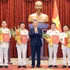 Le secrétaire général du Parti communiste du Vietnam et président de la République To Lam (au centre) remet les décisions de nomination de quatre responsables au poste de procureur du Parquet populaire suprême, à Hanoi, le 24 août. Photo : VNA