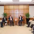 Panorama de la rencontre entre le membre du Bureau politique et permanent du Secrétariat du Comité central du PCV, Tran Cam Tu, et le président du Parlement de Singapour, Seah Kian Peng. Photo : VNA.