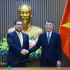 Le Premier ministre Le Minh Hung (droite) reçoit le ministre chilien des Affaires étrangères Francisco Pérez Mackenna. Photo: VNA