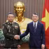 Le Premier ministre Le Minh Hung (droite) et le général Tea Seiha, vice-Premier ministre et ministre cambodgien de la Défense. Photo : VNA.