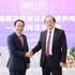 Le vice-Premier ministre vietnamien Lê Tiên Châu (à gauche) serre la main du professeur et académicien Andrew Chi-Chih Yao , doyen de l'Institut des sciences de l'information interdisciplinaires (IIIS) et du Collège d'IA de l'Université Tsinghua. Photo : VNA