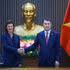 Le Premier ministre Le Minh Hung rencontre Fiona Bassett, directrice générale de FTSE Russell. Photo: VNA