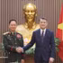 Le Premier ministre Le Minh Hung (à droite) et le général d’armée Khamlieng Outhakaisone, vice-Premier ministre et ministre lao de la Défense. Photo : VNA