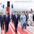 Le président du Myanmar, Min Aung Hlaing, et son épouse Kyu Kyu Hla arrivent à Hanoï. Photo : VNA.