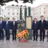 Le membre du Bureau politique et permanent du Secrétariat du CC du PCV, Tran Cam Tu, et la délégation de haut niveau du PCV devant la statue du Président Hô Chi Minh, dans l'enceinte du Musée des civilisations asiatiques à Singapour. Photo : VNA.