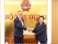 Le ministre de la Construction Tran Hong Minh (à droite) remet la médaille commémorative « Pour la cause de la construction » à Olivier Brochet, ambassadeur de France au Vietnam. Photo : NDEL.