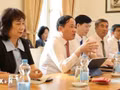 Pham Anh Tuan, secrétaire adjoint du Comité du Parti et président du Comité populaire de la province de Gia Lai, s'exprime lors d'une rencontre avec l'ambassade du Vietnam en Allemagne. Photo : VNA