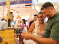 Des visiteurs étrangers apprécient les produits artisanaux présentés lors de l’événement. Photo: VNA