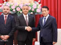 Le général Luong Tam Quang, membre du Bureau politique, ministre vietnamien de la Sécurité publique (à droite) reçoit Murat Kaya, vice-président du conseil d’administration et cofondateur du groupe ICT et Adalat Bakhishov, président du groupe ANVI. Photo: VNA