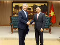 Le vice-Premier ministre Nguyen Van Thang (droite) et Ernesto Torres Cantu, responsable des activités internationales de Citigroup. Photo : VNA