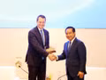 Le président du Comité populaire de Hô Chi Minh-Ville, Nguyen Van Duoc (droite), reçoit le directeur exécutif du Forum économique mondial (WEF), Stephan Mergenthaler. Photo : VNA.