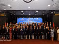Les délégués posent pour une photo de groupe lors de la conférence de promotion du commerce et des investissements avec des entreprises tchèques organisée par la province de Phu Tho au centre commercial Sapa, à Prague, le 27 octobre. Photo : VNA.