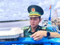 Le commandant Phan Minh Vuong, chef du poste de contrôle frontalier de Ganh Hao, dans la province de Ca Mau, vérifie lui-même le système de surveillance des navires par satellite (VMS) à bord d’un bateau de pêche. Photo : VNA.