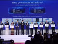 Le président du Comité populaire de Hô Chi Minh-Ville, Nguyên Van Duoc, remet le certificat de membre du Centre financier international du Vietnam à Hô Chi Minh-Ville aux 10 entités fondatrices. Photo : VNA