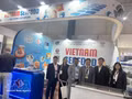 L'ambassadeur Bui Van Nghi et des représentants des entreprises vietnamiennes participant au Salon latino-américain des produits de la mer 2026. Photo : VNA.
