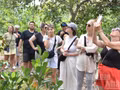 Des touristes étrangers visitent un verger sur l’îlot de Tan Phong dans la commune de Hiep Duc, province de Dong Thap. Photo : NDEL.