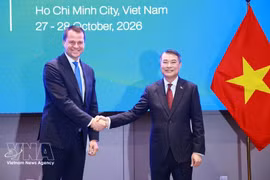 Le Premier ministre Le Minh Hung (à droite) et Stephan Mergenthaler, directeur général du WEF. Photo : VNA.
