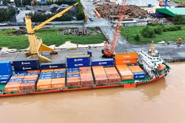 Le premier navire porte-conteneurs en provenance du port de Nanning (province du Guangxi, Chine) est arrivé au port de Cân Tho le 24 septembre. Photo : Trung Pham/vnexpress.net