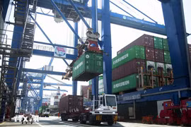 Opérations de manutention de marchandises au port de Cat Lai, dans le quartier de Cat Lai, relevant du système portuaire de Hô Chi Minh-Ville. Photo : VNA