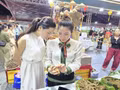Une consommatrice fait des achats lors du Salon des produits industriels ruraux représentatifs du Nord, le 2 octobre en ville de Hai Phong. Photo : VNA.