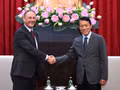 Le général Luong Tam Quang, ministre de la Sécurité publique (à droite) reçoit Andrew Cope, directeur général chargé des ventes pour la région Asie-Pacifique du groupe Nokia. Photo : congan.ninhbinh.gov.vn