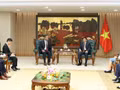 Le vice-Premier ministre vietnamien Nguyen Van Thang (droite) reçoit Linh Austin, PDG de la société américaine R3 Lithium. Photo : VNA. 