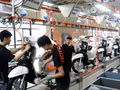 La chaîne de production de l’usine intelligente de Yadea Vietnam, représentant un investissement de plus de 100 millions de dollars, dans la zone industrielle de Tân Hưng, province de Bac Ninh. Photo : VNA. 