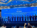 Photo de groupe des participants à la table ronde sur la mise en œuvre de la résolution n° 10-NQ/TW et le renforcement de la coopération globale en matière d’investissement entre le Vietnam et l’Union européenne. (Photo : ministère des Finances)