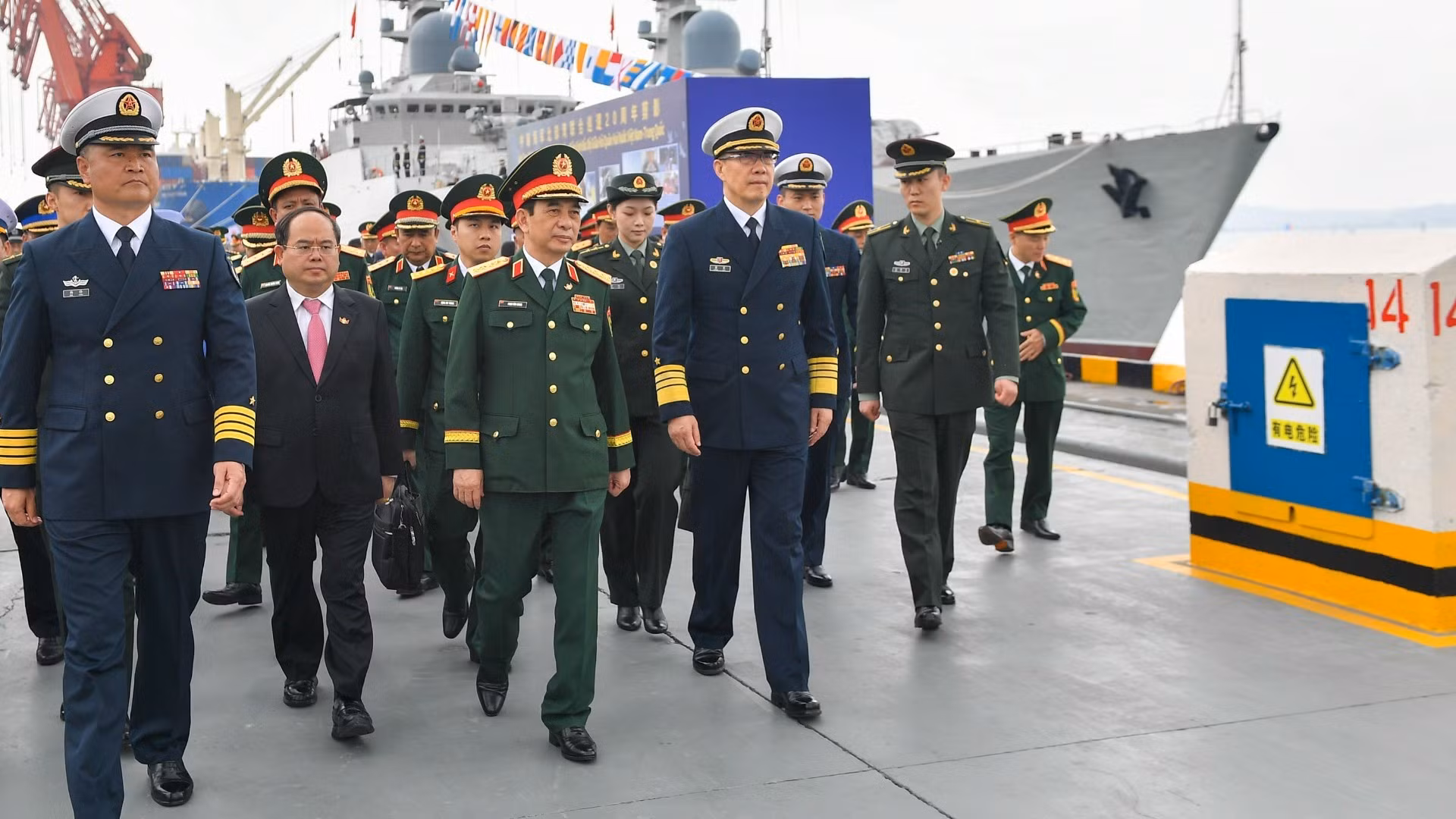 Le général Phan Van Giang, membre du Bureau politique, vice-secrétaire de la Commission militaire centrale et ministre de la Défense, ainsi que le général Dong Jun, ministre de la Défense de Chine, participent à la cérémonie de lancement de la 40e patrouille conjointe et à un exercice d’entraînement conjoint dans le golfe du Bac Bô (golfe du Tonkin) entre la Marine populaire vietnamienne et la Marine de l’Armée populaire de libération chinoise.