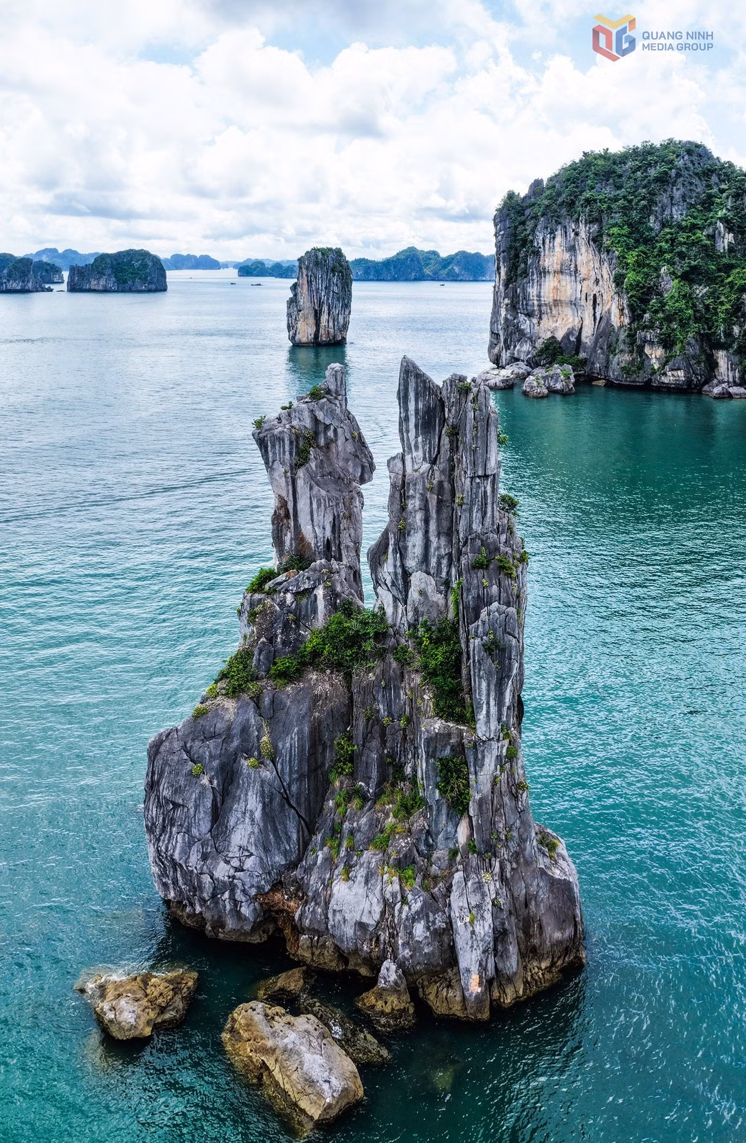 Les formations calcaires confèrent un charme singulier à la baie d’Ha Long sous les couleurs bleues de l’automne. Photo : baoquangninh