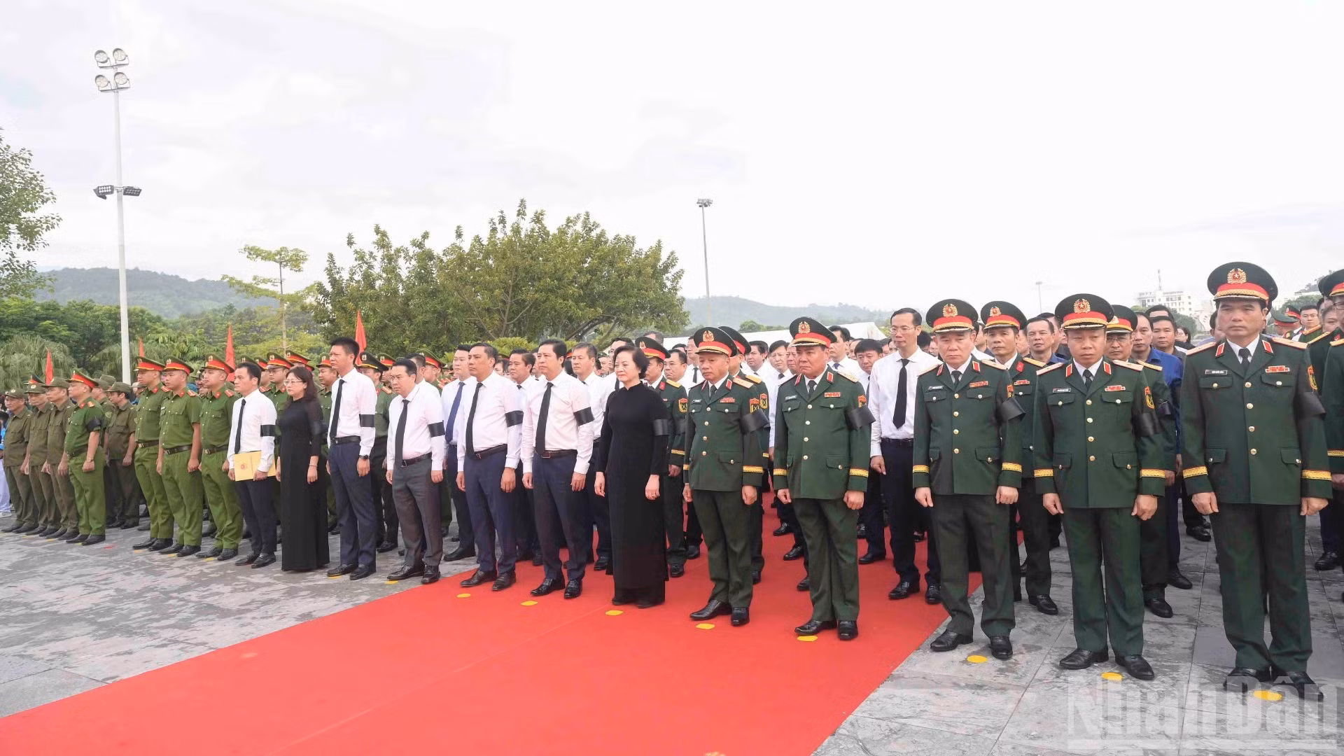 La vice-Première ministre Pham Thi Thanh Tra, des représentants et des habitants assistent à la cérémonie. (Photo : CONG HAI)
