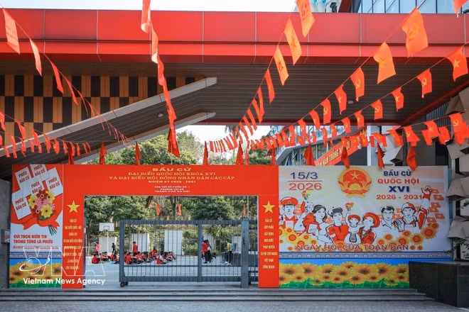 Le collège Chu Van An – bureau de vote n°1 du quartier de Tay Ho (Hanoï) est décoré de drapeaux du Parti, de drapeaux nationaux, ainsi que de panneaux, banderoles et slogans. Photo: VNA.