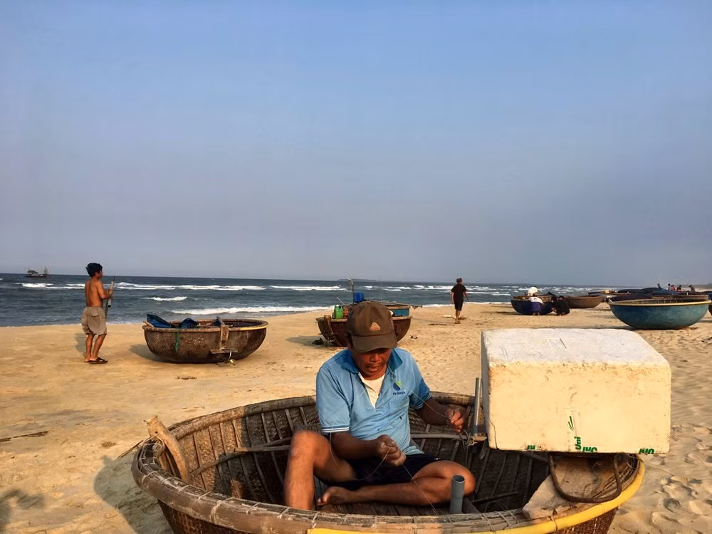 Préparation du matériel de pêche pour une nouvelle journée en mer. Photo : VHO.
