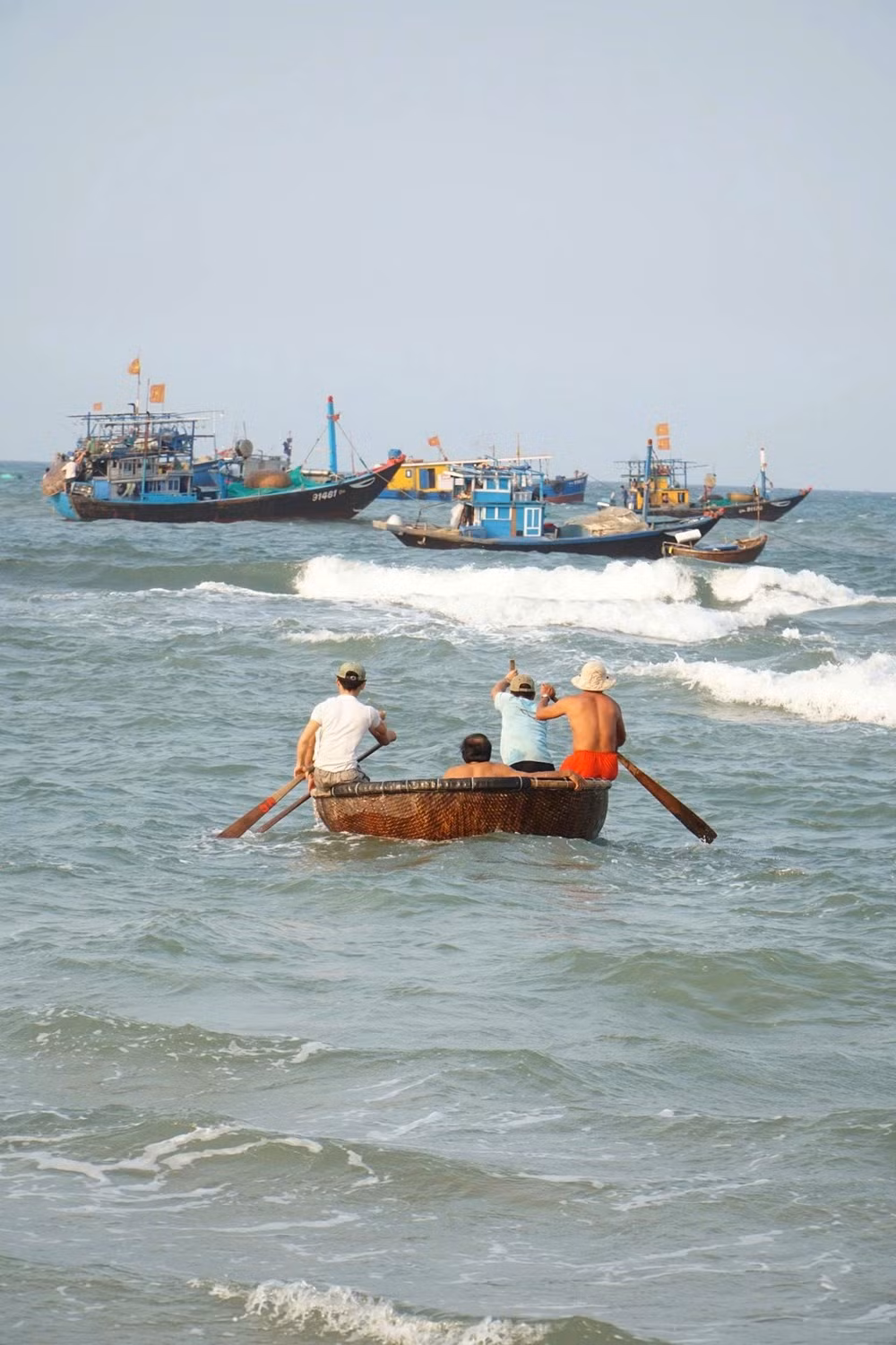 Des pêcheurs rament à bord de leurs coracles pour rejoindre les bateaux de pêche et acheminer les prises jusqu’à la rive. Photo : VHO.