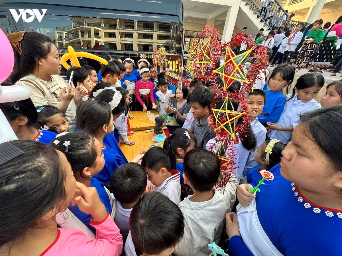 Il s’agissait du programme « Une Fête de la Mi-Automne pour les enfants – Soirée sous la pleine lune » 2026, organisé par la Police de la province de Thanh Hoa en coordination avec l’Union des femmes de la province et l’Association des entreprises de la province, sous le thème « Éclairer les rêves – Faire venir la lune au village ».