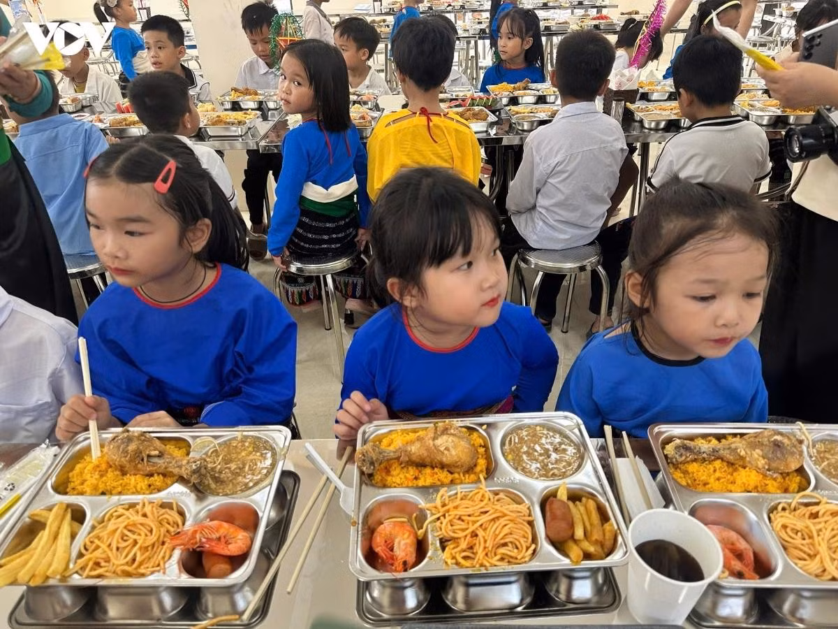 De l’après-midi jusqu’au soir, les rires ont résonné sans interruption dans la cour de l’école de Yen Khuong. Un buffet avait été préparé pour les enfants. Les spectacles se sont succédé : chants, danses, magie, cirque, tambours de fête, danse de la licorne… Artistes, comédiens et jeunes talents ont offert un spectacle animé au cœur de la zone frontalière.