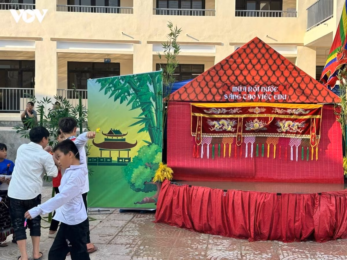 Comme Mme Pan, de nombreux parents présents dans la cour de l’école ont exprimé leur joie d’assister pour la première fois à une soirée de la Fête de la Mi-Automne organisée à une telle échelle dans leur localité. Pour eux, cette attention ne se résume pas aux cadeaux offerts, mais traduit aussi le sentiment d’être soutenus, accompagnés et de voir leurs enfants bénéficier de davantage de possibilités d’apprentissage et de loisirs.