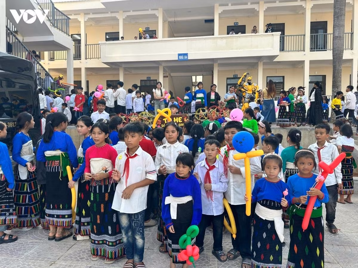 La nuit de la Fête de la Mi-Automne a été particulièrement lumineuse à Yen Khuong, au Centre du Vietnam, sous les rayons de la lune, les lumières et les sourires des enfants. Dans cette zone frontalière confrontée à de nombreuses difficultés, plus de 1 000 enfants ont célébré ensemble une Fête de la Mi-Automne exceptionnelle, lors d’une grande soirée festive organisée pour la première fois à cette échelle dans la localité.
