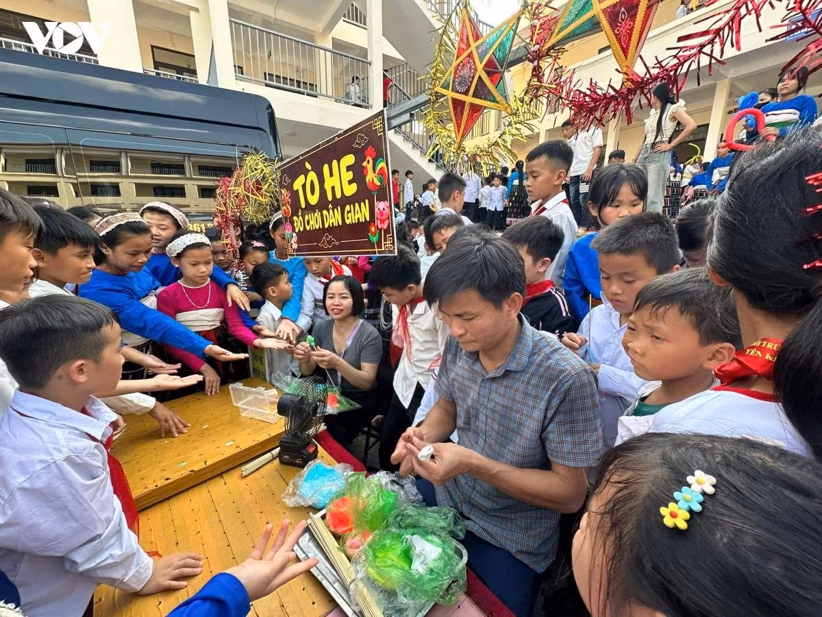 À partir de 16h le 22 septembre, l’enceinte de l’École primaire et secondaire en internat de Yen Khuong, dans la commune de Yen Khuong, province de Thanh Hoa, s’est animée davantage que d’habitude. Les enfants sont arrivés les uns après les autres. Leurs beaux vêtements, leurs regards enthousiastes et la musique entraînante ont donné une nouvelle couleur à la cour de cette école située dans la zone frontalière.