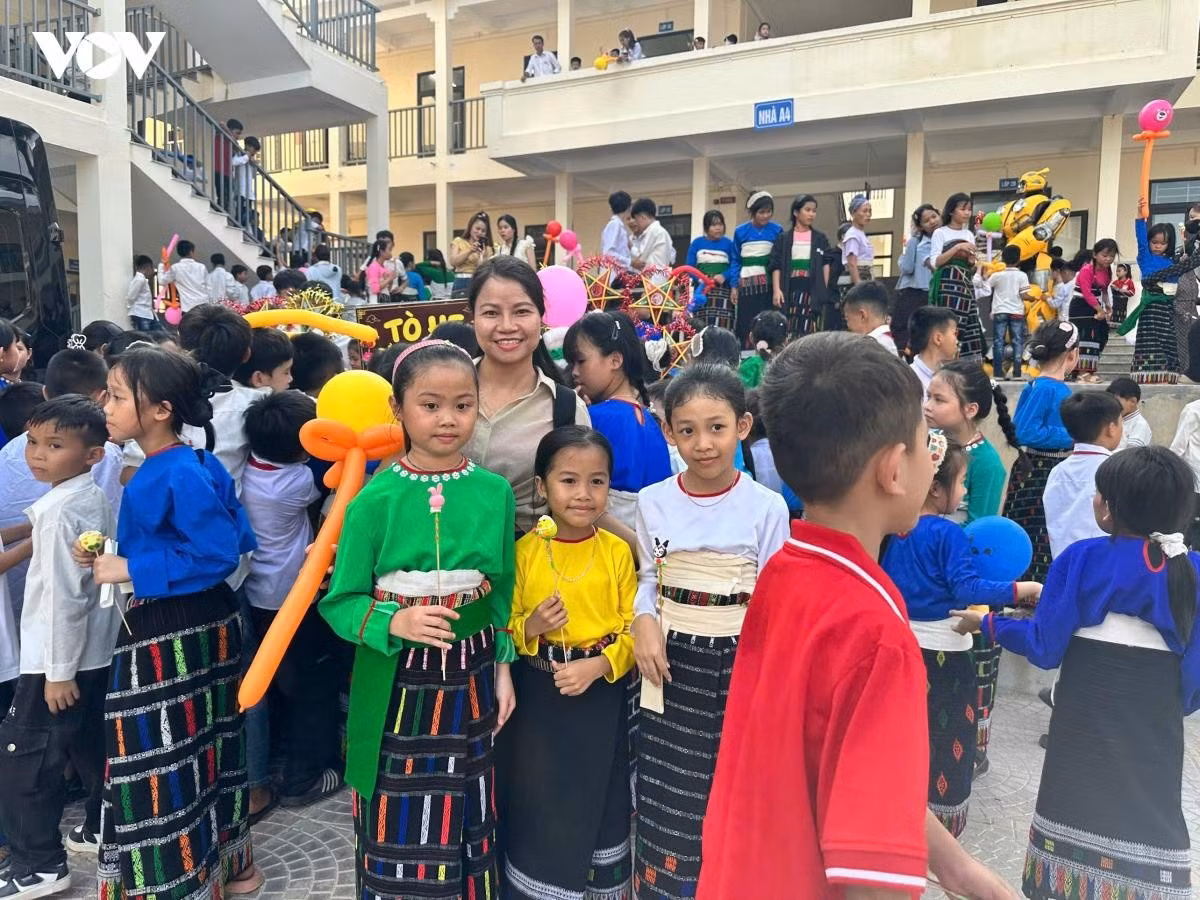 Plus de 1 000 enfants de Yen Khuong ont participé à la soirée, dont 322 enfants d’âge préscolaire, 372 élèves du primaire et 340 élèves du secondaire. Pour eux, la Fête de la Mi-Automne de cette année n’était pas seulement une fête, mais aussi un beau souvenir dans leur nouvelle école.
