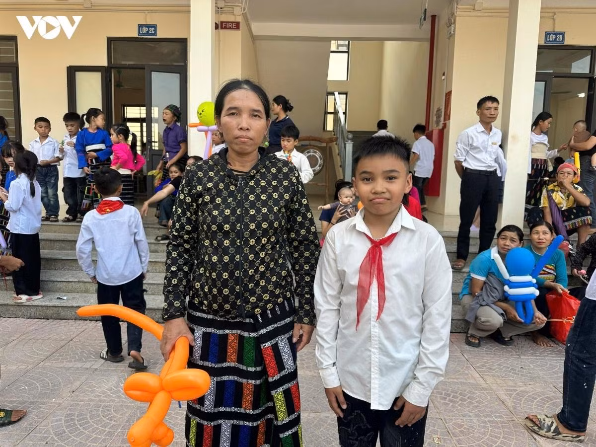 Certains élèves viennent du village de Sang Hang, situé jusqu’à 17 km de l’école, une distance considérable pour les familles des zones montagneuses. Pourtant, cet après-midi-là, de nombreux parents ont accompagné leurs enfants à l’école très tôt. Luong Thi Pan, 47 ans, issue de l’ethnie Thai noir et habitant le village de Me, a accompagné dès 16 heures sa petite-fille, élève de la classe 5A. Elle raconte que tout le village était à l’école. Les enfants y sont restés pour manger, jouer et assister aux spectacles, tandis que les adultes sont rentrés chez eux avant de revenir le soir chercher les enfants.