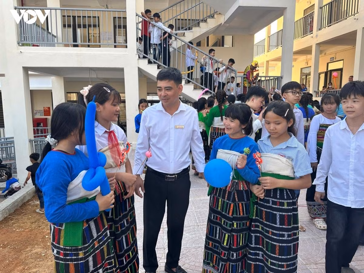 Nguyen Van Hoan, directeur adjoint de l’École primaire et secondaire en internat de Yen Khuong, a indiqué que la nouvelle école venait d’être mise en service et que les élèves s’habituaient encore à leurs nouvelles classes et à leur nouvel environnement d’apprentissage. Grâce à l’attention accordée par les autorités et les organisations à différents niveaux, la Fête de la Mi-Automne de cette année est devenue un grand événement pour les enfants.