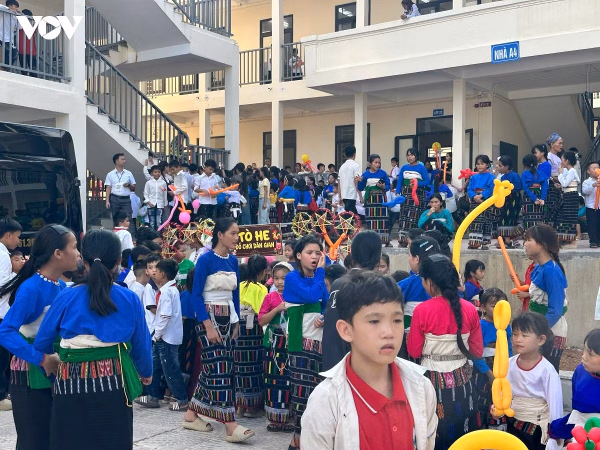 La nouvelle école, les nouvelles classes et le nouvel environnement d’apprentissage restent encore source d’étonnement pour de nombreux élèves de Yen Khuong. Mais cet après-midi-là, la surprise a semblé céder la place à la joie.