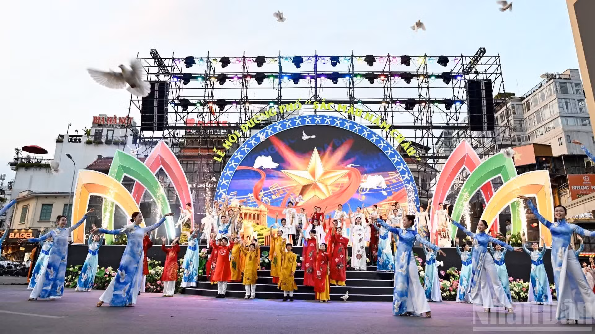 Programme artistique d’ouverture du Festival « Couleurs des cinq continents ». Photo : The Dai.