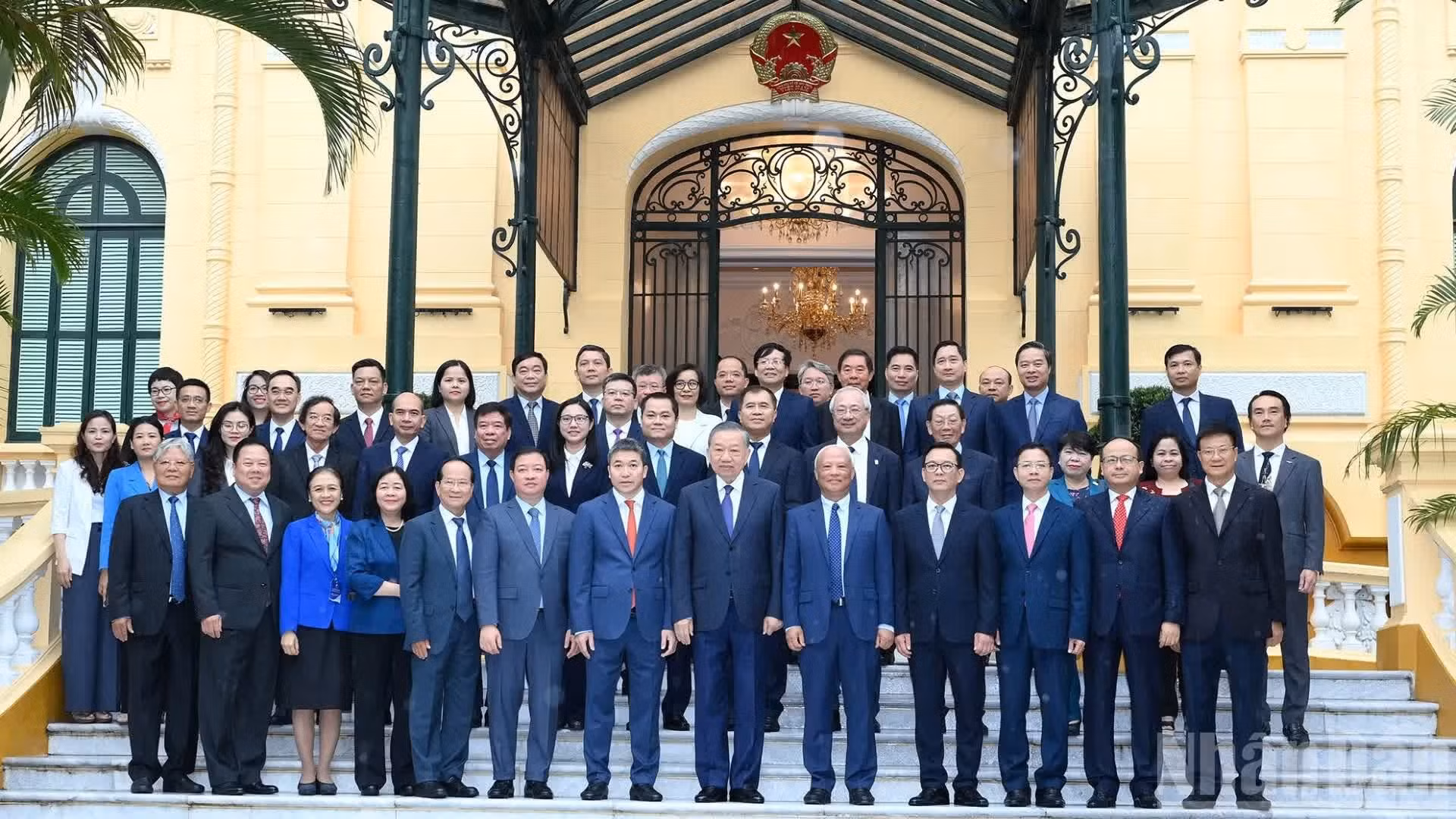 Le secrétaire général du Parti et président de la République To Lam avec les membres du Comité exécutif de l’Union des organisations d’amitié du Vietnam du 7e mandat et les délégués. (Photo : DANG KHOA)