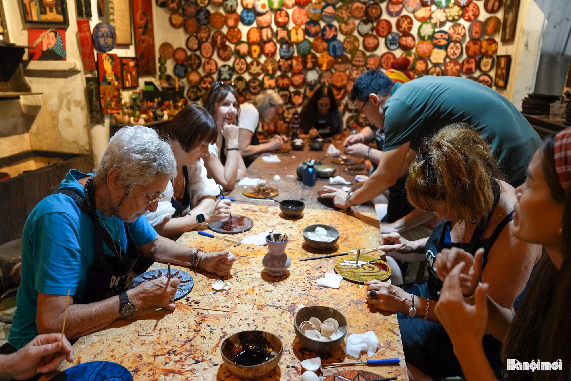 Ces expériences contribuent à faire de Ha Thai un lieu de rencontre avec la culture, au-delà de sa seule fonction de centre de production. Fort de son savoir-faire artistique profondément ancré dans l’identité vietnamienne, le village attire un nombre croissant de visiteurs vietnamiens et étrangers, générant ainsi des revenus supplémentaires et stimulant le développement économique local. Photo : hanoimoi.vn
