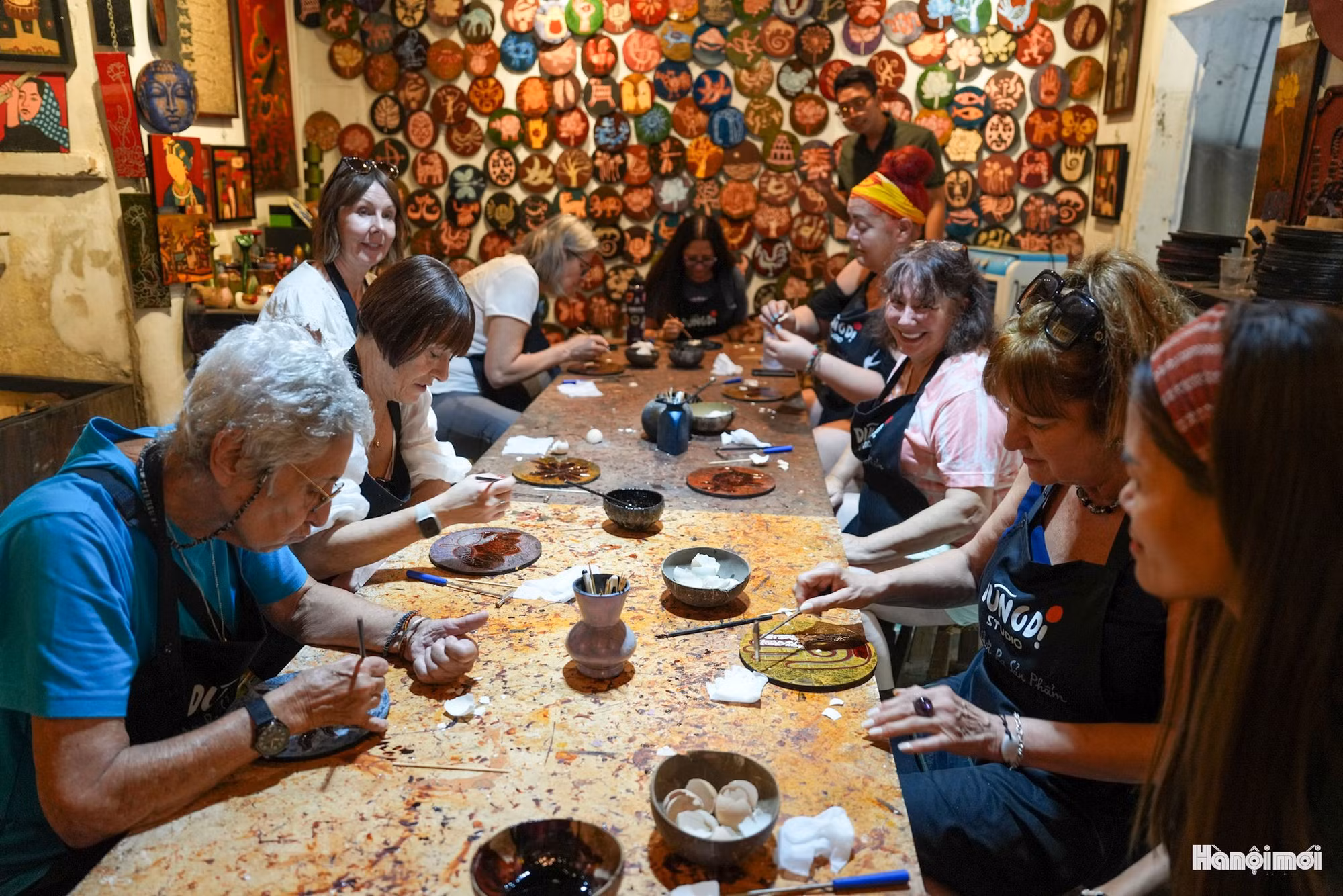 Récemment, Hanoi a lancé un nouvel itinéraire touristique consacré aux villages de métiers, baptisé « Route du patrimoine de Nam Thang Long – Hanoi ». Il comprend deux circuits : Thanh Oai – Ung Hoa – My Duc et Thanh Tri – Thuong Tin – Phu Xuyen. Le village de la laque de Ha Thai figure parmi les destinations permettant de découvrir de manière originale un savoir-faire artisanal d’excellence propre à Hanoi. Photo : hanoimoi.vn