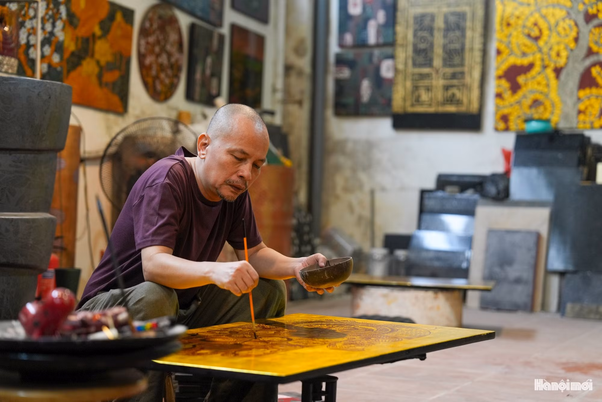 L’art traditionnel de la laque exige un processus de fabrication particulièrement minutieux et patient. Pour réaliser un produit de qualité, l’artisan doit effectuer des dizaines d’opérations, sur une période de deux à trois mois, voire six mois. Le travail commence par la préparation du support, puis se poursuit avec l’application d’une couche d’apprêt et de multiples couches de laque. Photo : hanoimoi.vn