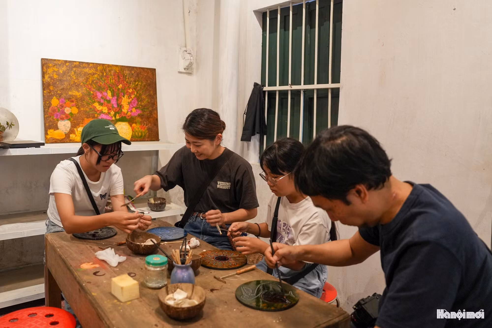Dans le souci de rapprocher l’art populaire de la vie moderne, le peintre Tran Cong Dung et plusieurs artisans talentueux de Ha Thai ont imaginé de nouvelles applications de la laque sur des objets du quotidien, tels que des armoires, des vases, des cendriers ou encore des bracelets peints à la main. Ces créations confèrent une grande valeur artistique aux objets usuels. Photo : hanoimoi.vn